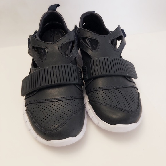 Kids Nike size 5 1/2 huarache lab free navy blue - Picture 1 of 6